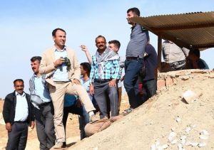 Faysal Sarıyıldız sınırda Kobane'yi izlerken Foto: http://sanliurfaguncel.com/